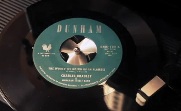 Charles Bradley – The World (Is Going Up In Flames) – feat Menahan Street Band (video clip)