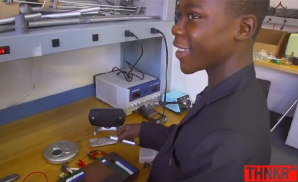 Niño prodigio de Sierra Leona construye estación de radio con restos de basura