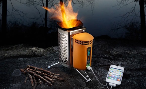 Biolite–Cocina que aprovecha la energía del fuego para cargar dispositivos (por Iohanna Küppers cortesía de Treska)